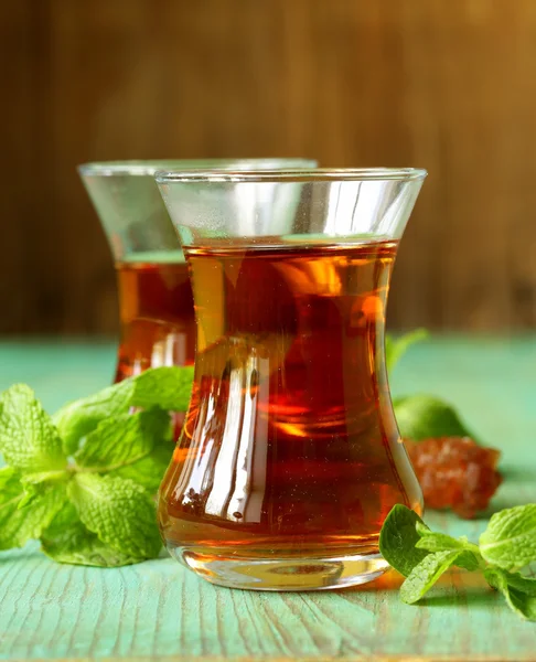 Traditioneller arabischer türkischer Tee mit frischer Minze — Stockfoto