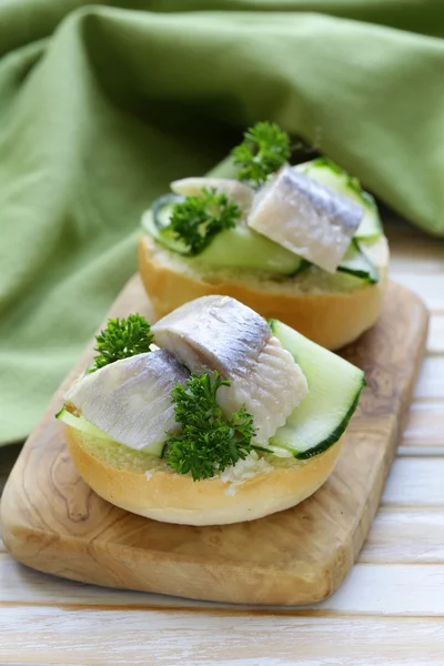 Sanduíches de lanche com pepino e arenque — Fotografia de Stock