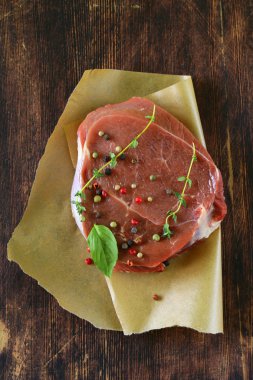 çiğ et dana biftek baharat ve otlar ile parça