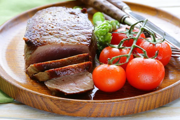 Grilled meat beef steak with vegetable garnish (asparagus and tomatoes) — Stock Photo, Image