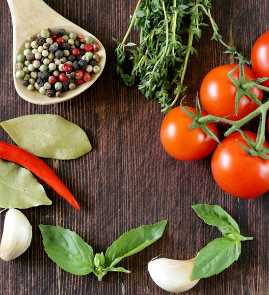 Especiarias, ervas e legumes em um fundo de madeira — Fotografia de Stock