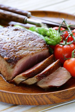 ızgara et dana biftek sebze garnitür (kuşkonmaz ve domates ile)