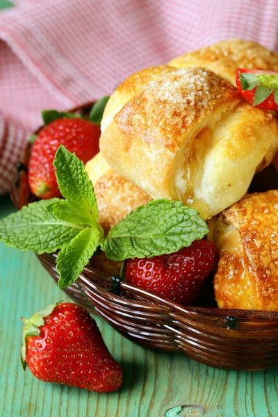 用草莓和糖-甜蜜小松饼自制糕点 — 图库照片