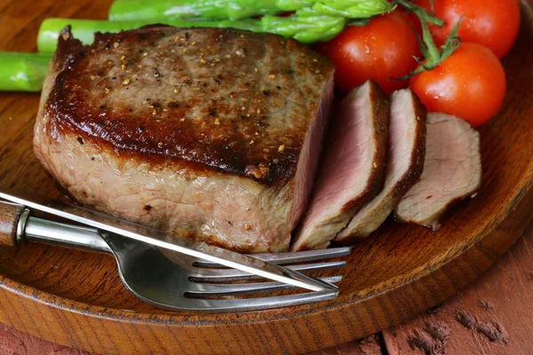 Мясо на гриле бифштекс с овощным гарниром (спаржа и помидоры ) — стоковое фото