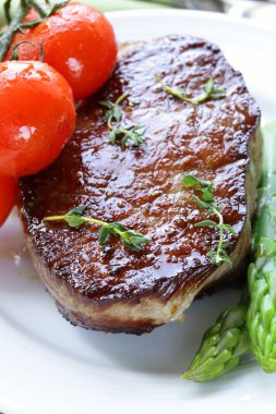 ızgara et dana biftek sebze garnitür (kuşkonmaz ve domates ile)