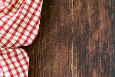 ahşap arka plan kırmızı kareli mutfak havlu ile