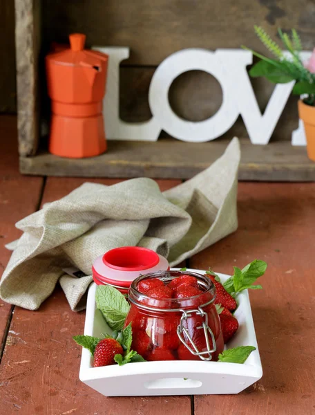 Marmellata fatta in casa da fragole mature fresche in un barattolo di vetro — Foto Stock