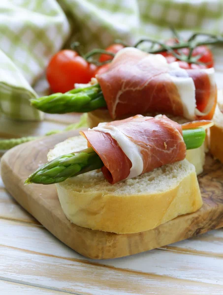 Delicacy appetizer green asparagus and smoked ham — Stock Photo, Image