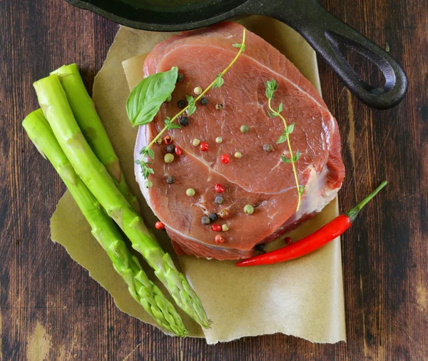 Bit rått kött nötstek med kryddor och örter — Stockfoto
