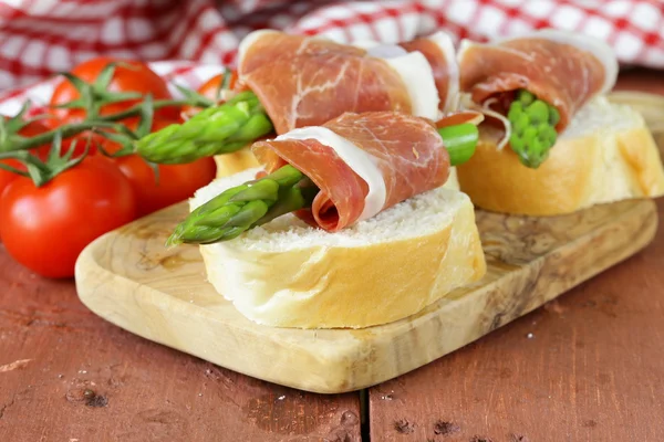 Delicacy appetizer green asparagus and smoked ham — Stock Photo, Image