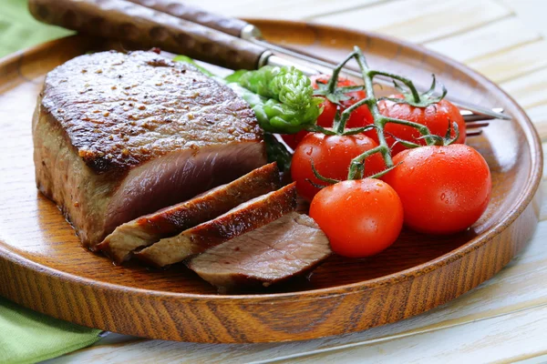 Grillat kött nötstek med vegetabiliska Garnera (sparris och tomater) — Stockfoto