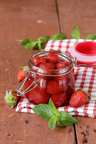 Hausgemachte Marmelade aus frischen reifen Erdbeeren im Glas — Stockfoto