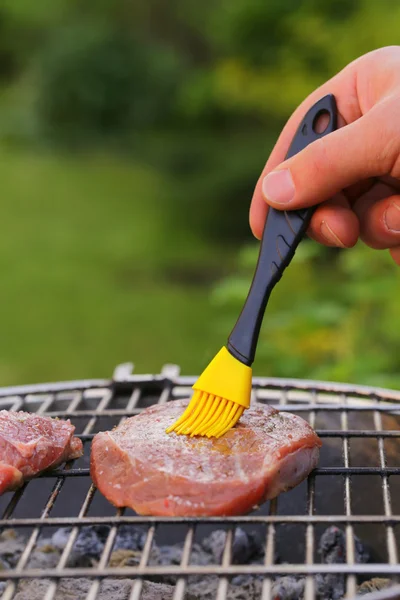 Steak de boeuf grillé sur un barbecue en plein air — Photo