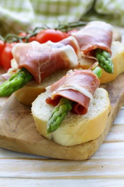 lezzetli meze yeşil kuşkonmaz ve jambon füme