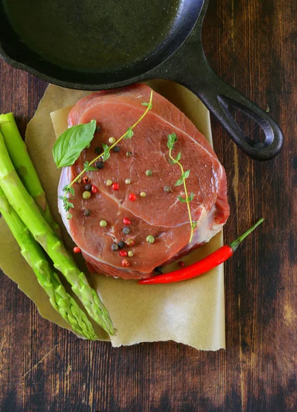 Bit rått kött nötstek med kryddor och örter — Stockfoto