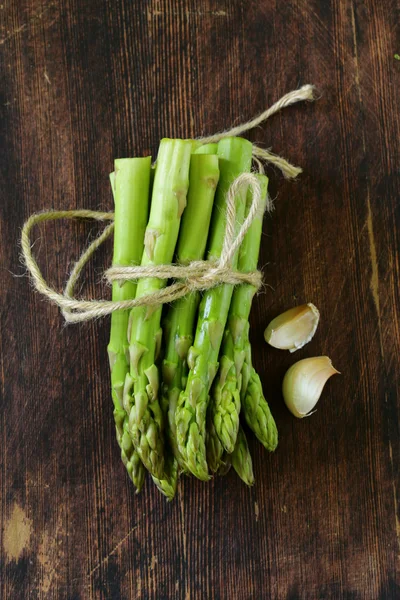 Fresh green organic asparagus on a wooden background — Stock Photo, Image