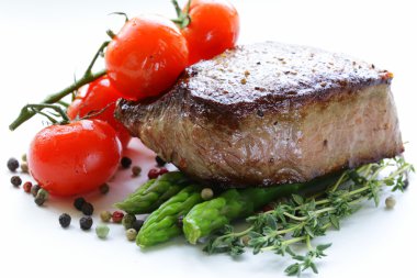 ızgara et dana biftek sebze garnitür (kuşkonmaz ve domates ile)