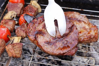 açık havada mangal üzerinde dana biftek ızgara