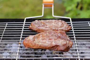 açık havada mangal üzerinde dana biftek ızgara