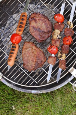 Barbekü Izgara ürün yelpazesine sosis biftek ve sis kebap yemek