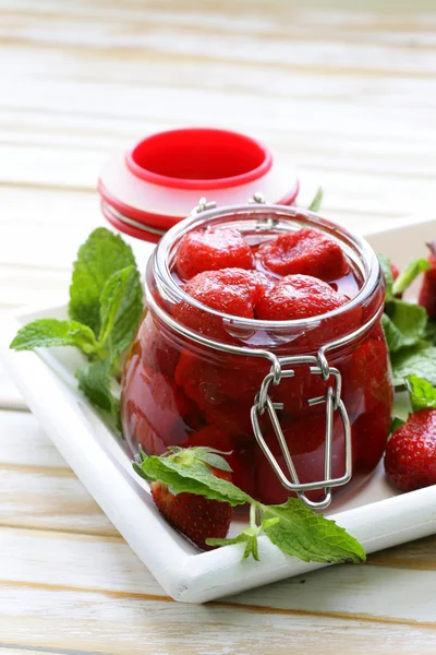 从新鲜成熟的草莓，放在玻璃缸自制果酱 — 图库照片