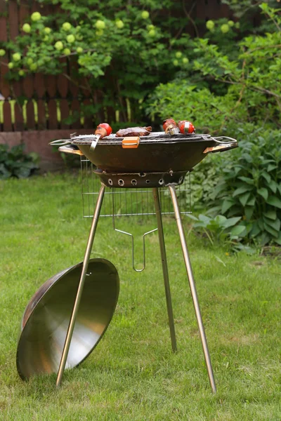 Grelha de churrasqueira de metal redondo piquenique ao ar livre — Fotografia de Stock