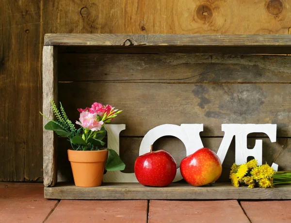 Parola amore fatto di lettere di legno bianco su sfondo vintage — Foto Stock