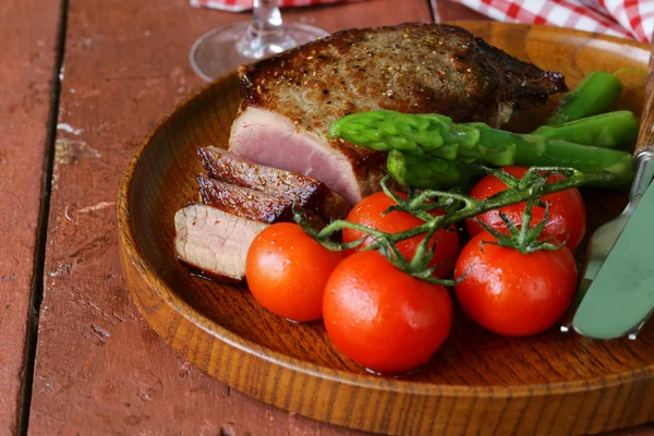 Gegrilltes Rindersteak mit Gemüsegarnitur (Spargel und Tomaten)) — Stockfoto