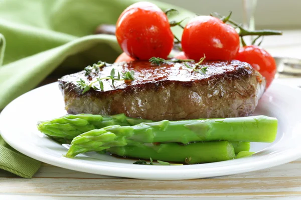 焼肉牛のステーキ （アスパラガス、トマト、野菜の付け合わせ) — ストック写真