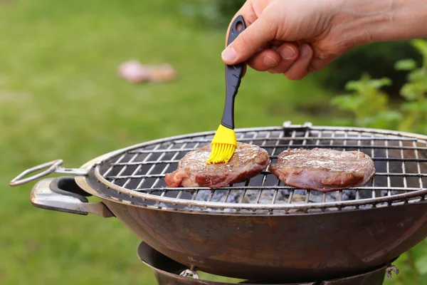 Steak de boeuf grillé sur un barbecue en plein air — Photo