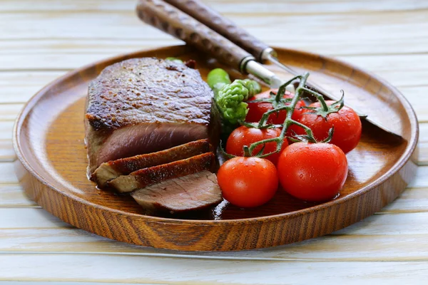 Grilled meat beef steak with vegetable garnish (asparagus and tomatoes) — Stock Photo, Image