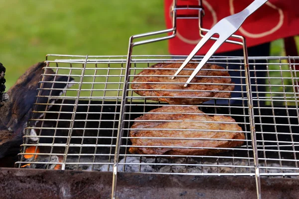 Steak de boeuf grillé sur un barbecue en plein air — Photo
