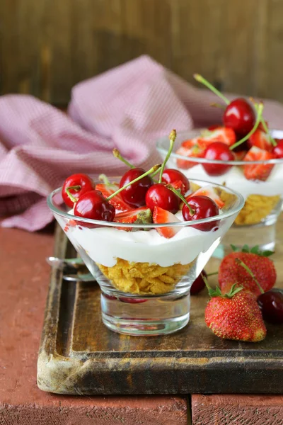 Postre de yogur lácteo con cerezas y fresas — Foto de Stock