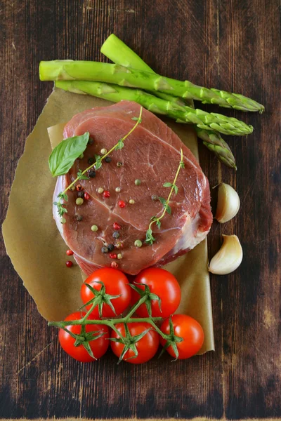 Кусок мяса говядины стейк со специями и травами — стоковое фото
