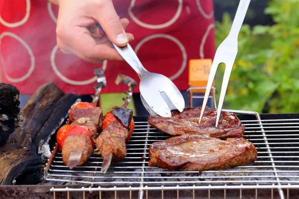 Cuisson sur le barbecue assortiment de saucisses steak et brochettes — Photo