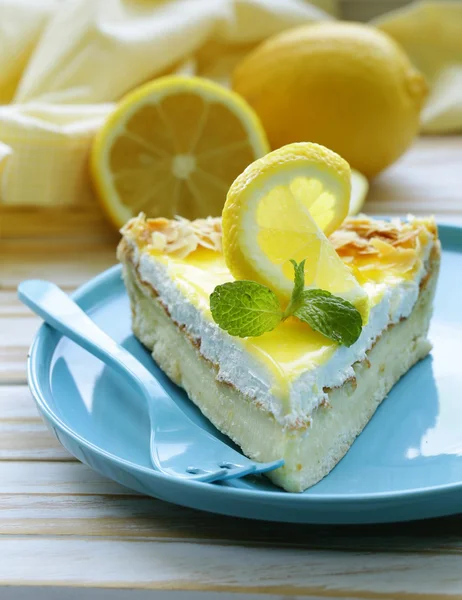 Taze limon ve nane ile süslenmiş limonlu kek turtası. — Stok fotoğraf