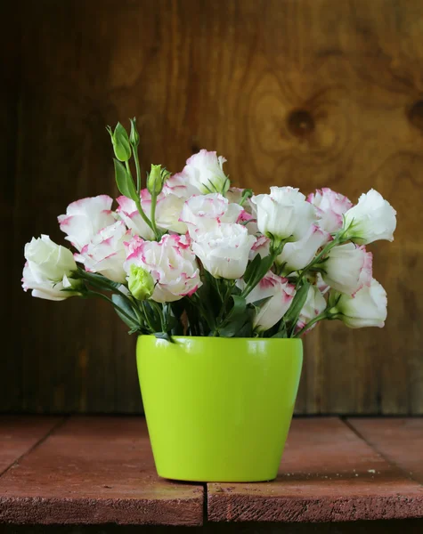 Boeket witte rozen op een houten tafel — Stockfoto