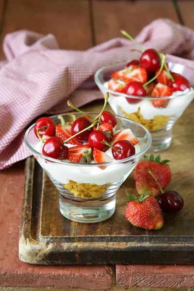 Milchjoghurt-Dessert mit Kirschen und Erdbeeren — Stockfoto