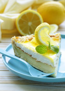 Taze limon ve nane ile süslenmiş limonlu kek turtası.