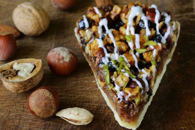 Cevizli turta tart ahşap tahta üzerinde çeşitli fındık ile parça