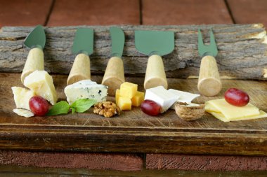 Peygamberli çeşitli peynirler (parmesan, brie, mavi, kaşar peyniri ile)