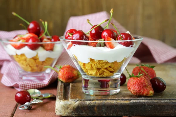 Mejeri yoghurt dessert med körsbär och jordgubbar — Stockfoto