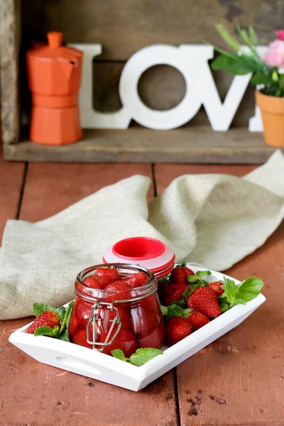 Confiture maison de fraises fraîches mûres dans un bocal en verre — Photo