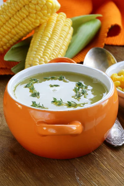 Soppa av färsk gul majs serveras på ett träbord — Stockfoto