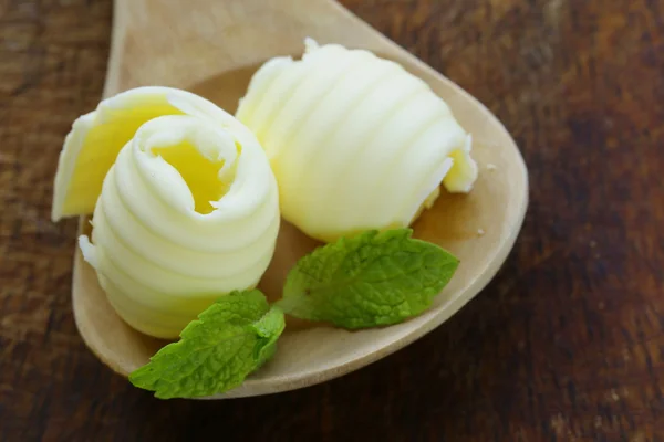 Mantequilla amarilla fresca servida en una tabla de madera —  Fotos de Stock