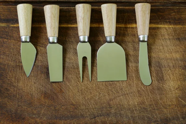 Сырный нож на деревянном фоне — стоковое фото