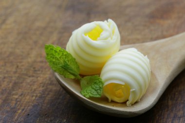 taze sarı tereyağı ahşap bir gemide görev yaptı.