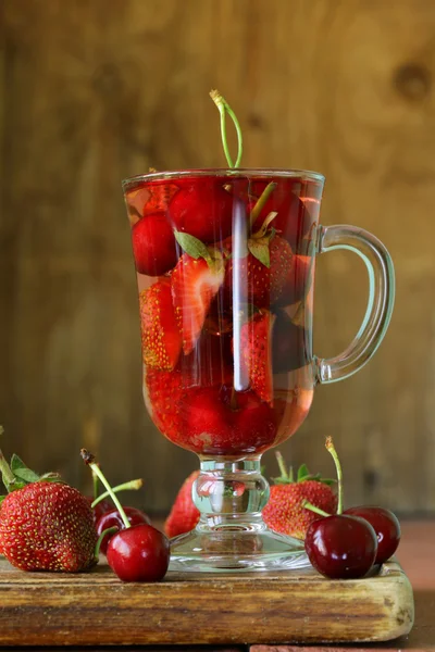 Летний фруктовый чай с различными ягодами (вишня, клубника ) — стоковое фото