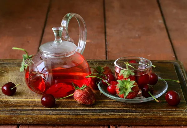 Zomer fruit thee met een verscheidenheid van bessen (kersen, aardbei) — Stockfoto