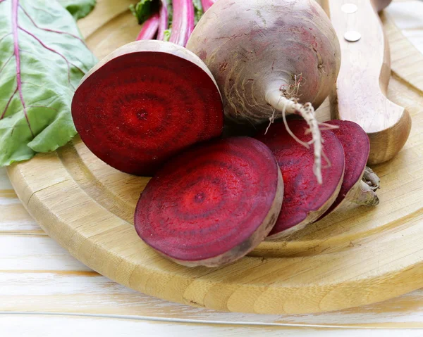 Raw fresh organic beets with green leaves — Stock Photo, Image